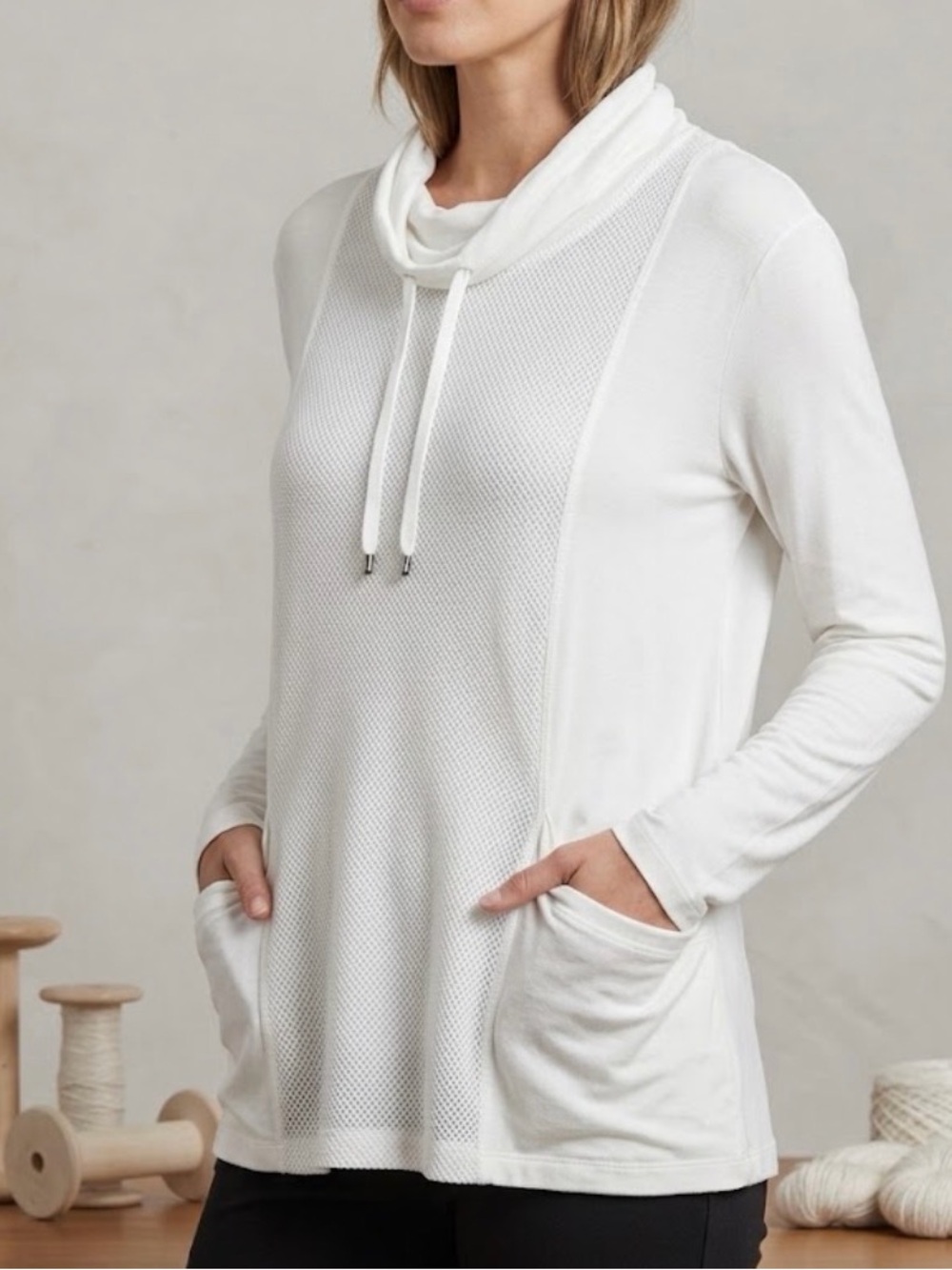 Cable & Gauge White Mesh Cowl Neck Pullover Size Medium